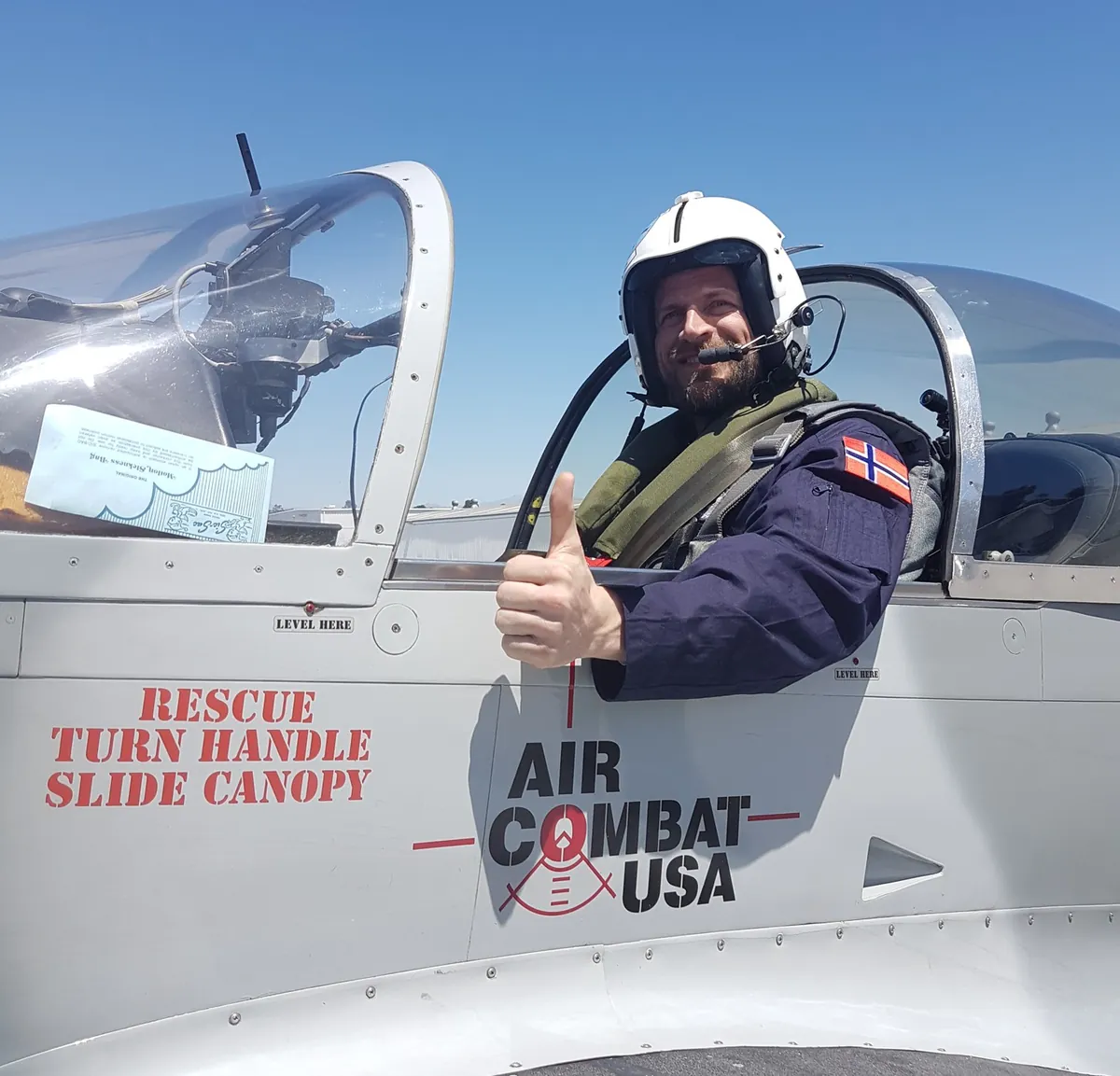 Sondre i cockpiten på et jagerfly