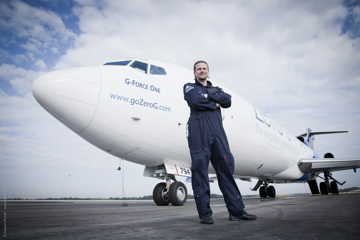 Sondre foran flyet G-Force One